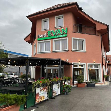 Hotel Evan U Hoffera Topoľčany Esterno foto