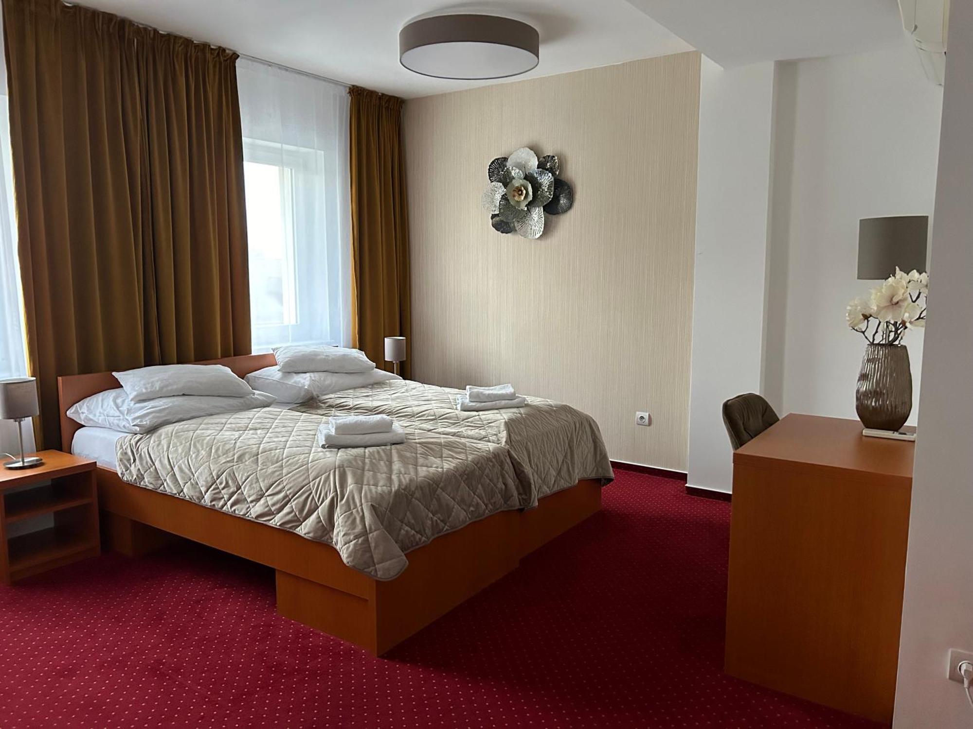 Hotel Evan U Hoffera Topoľčany Esterno foto