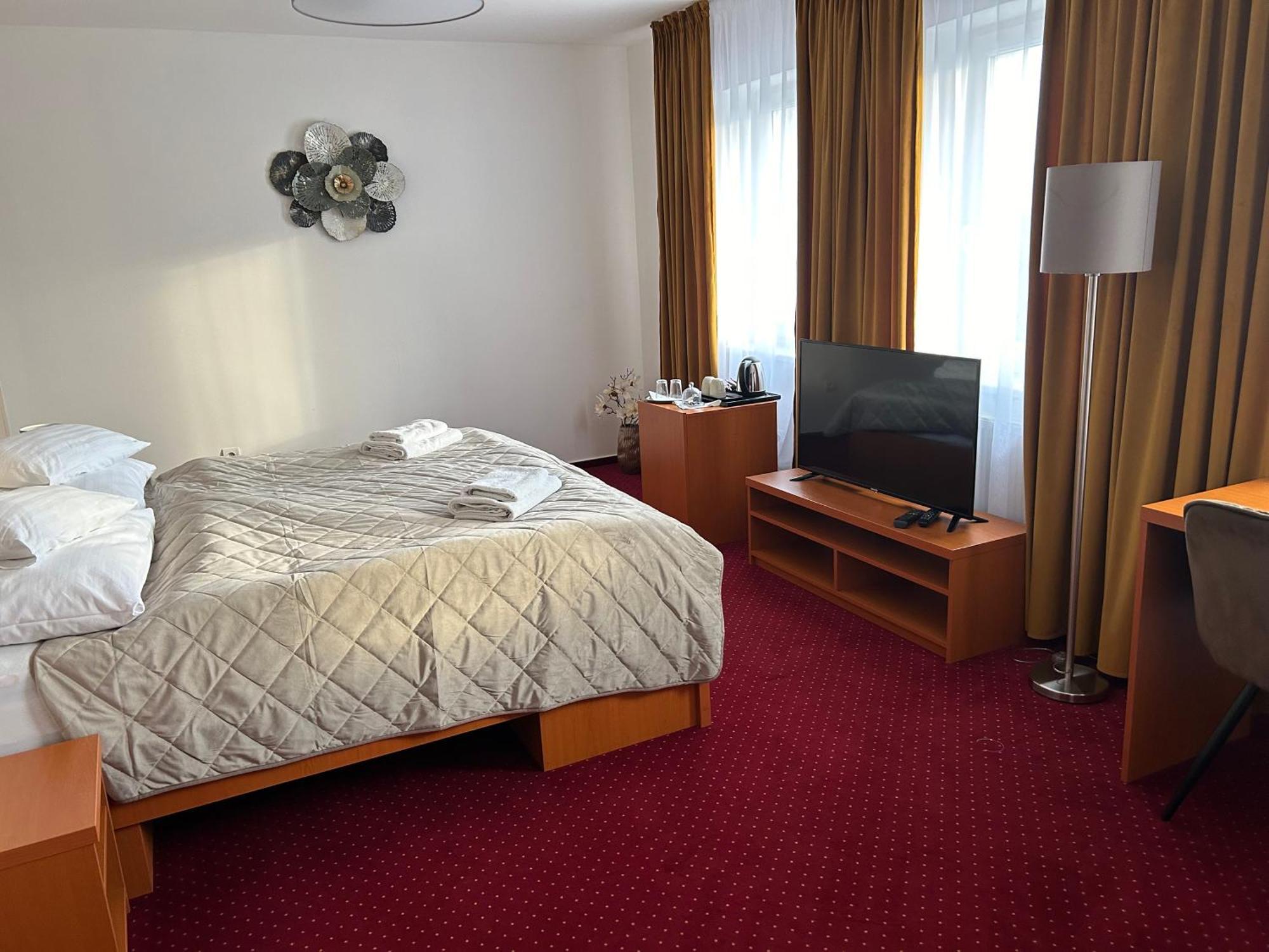 Hotel Evan U Hoffera Topoľčany Esterno foto